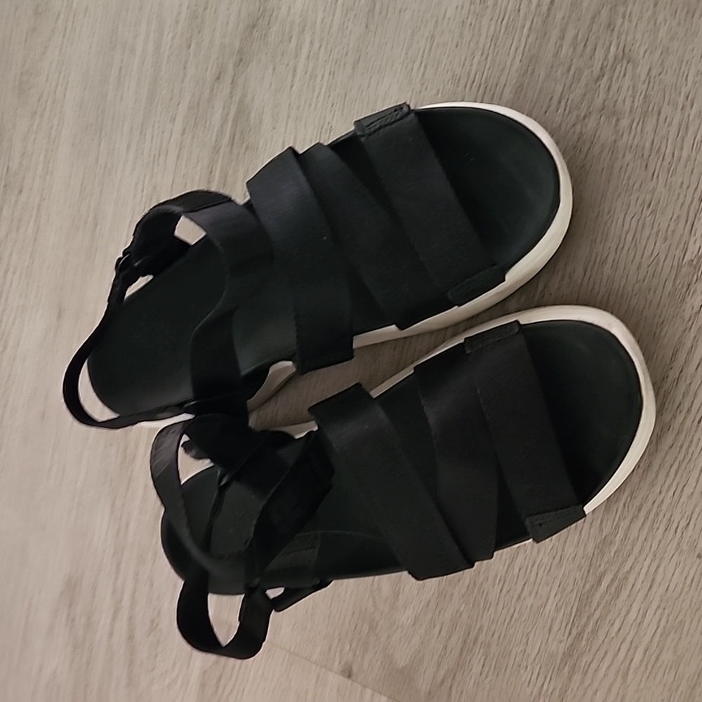 UGG platform strappy sandals size 6